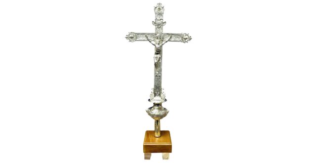 Grâce à une mobilisation exemplaire, la croix de procession de Mgr de Laval a retrouvé son lustre d'antan