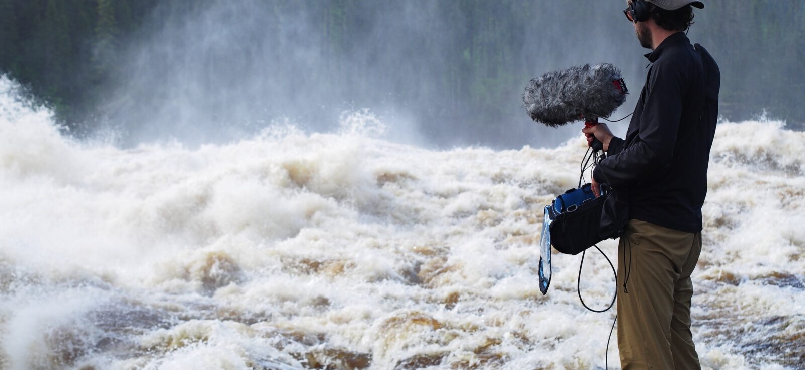 Thibaut Quinchon capte le grondement des chutes de la Chaudière sur la rivière Ashuapmushuan, à Lévis. | Photo : David Désilets