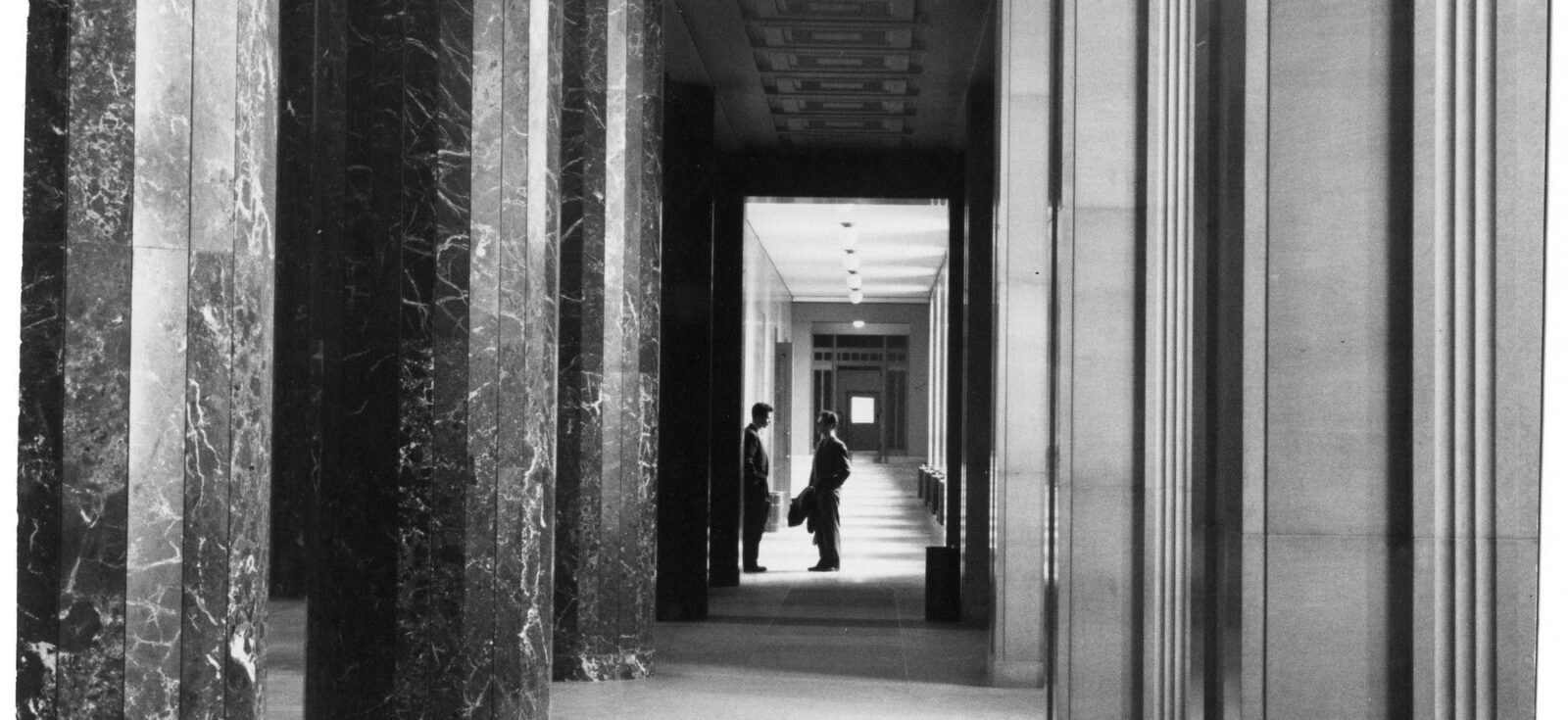 Couloir est du pavillon Roger-Gaudry de l’Université de Montréal vers 1970